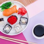 Суши и роллы с доставкой: идеальный выбор для обеда или ужина.